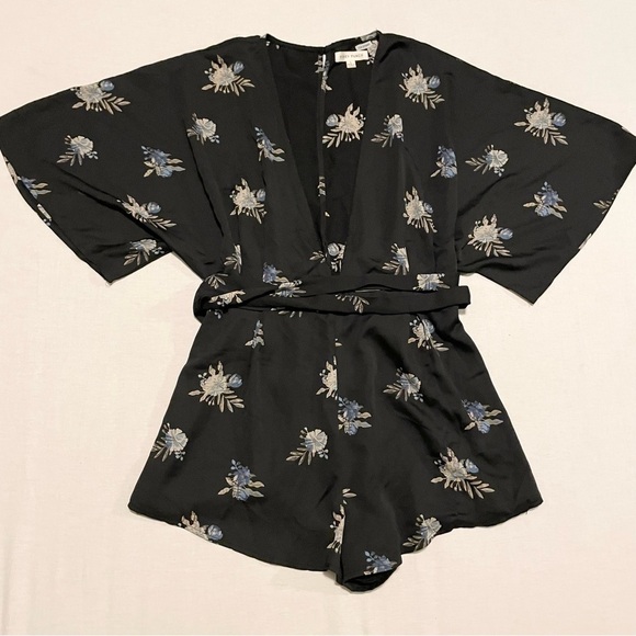 Honey Punch Pants - Honey Punch Black Floral Romper Kimono Tie Waist Size Large Juniors